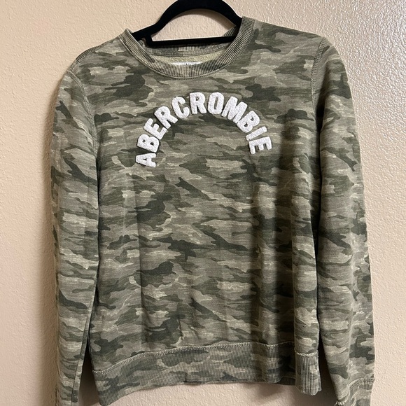 Abercrombie & Fitch kids Green Camo Sweater size 15/16 - Picture 1 of 3